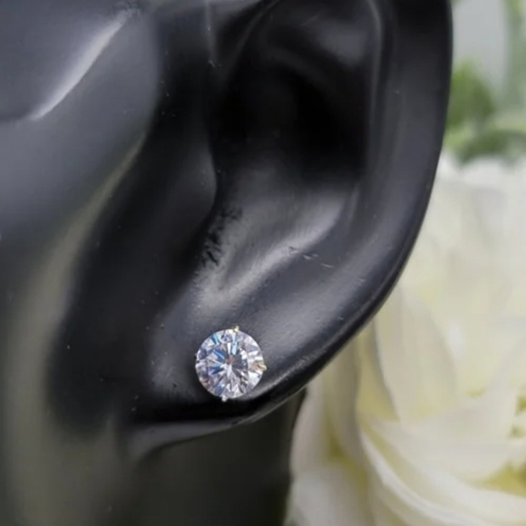 ♥️ STUNNING SPARKLE STUDS - Picture 3 of 5